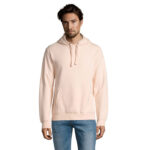 Homme portant un sweat à capuche beige