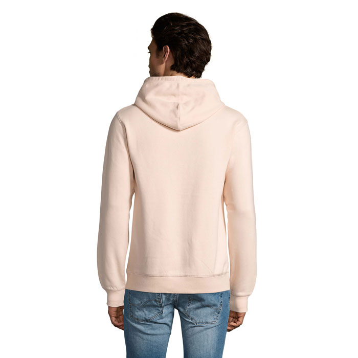 Personne portant un sweat à capuche beige