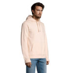 Homme portant un sweat à capuche beige