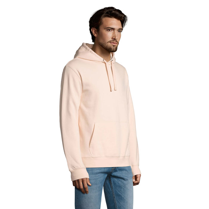 Homme portant un sweat à capuche beige