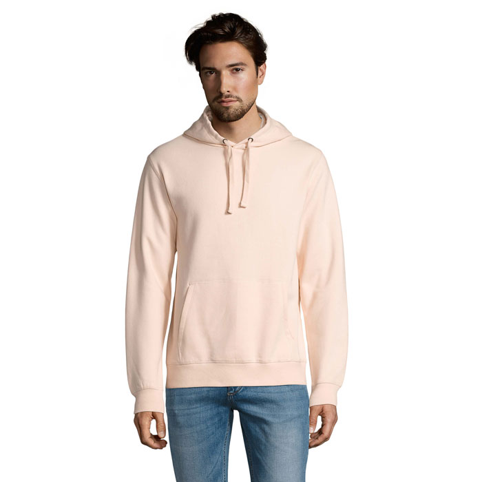 Homme portant un sweat à capuche beige