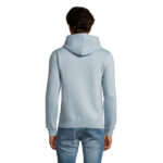 Homme portant un sweat à capuche bleu clair