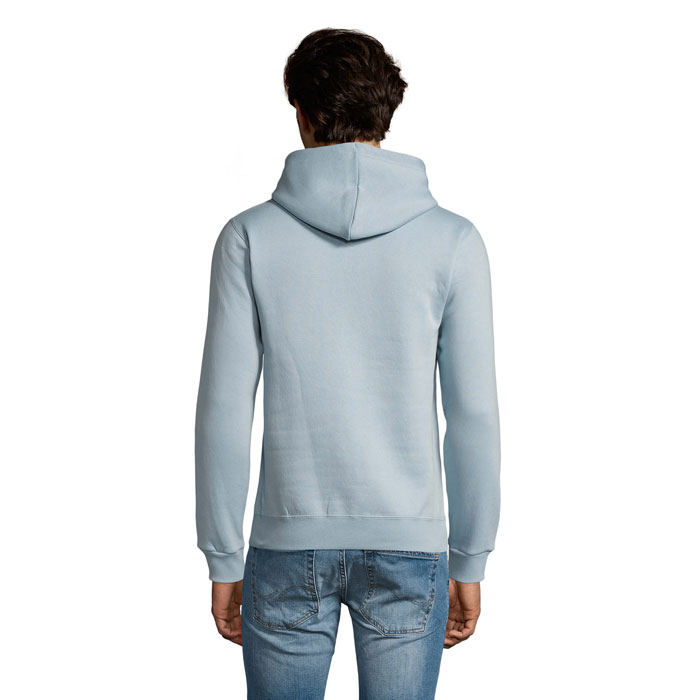 Homme portant un sweat à capuche bleu clair