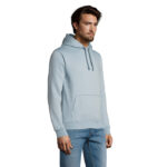 Homme portant un sweat à capuche bleu clair
