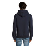 Homme portant un sweat à capuche bleu marine