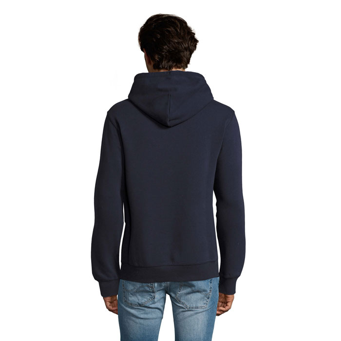 Homme portant un sweat à capuche bleu marine