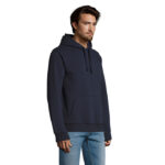 Homme portant un sweat à capuche bleu marine