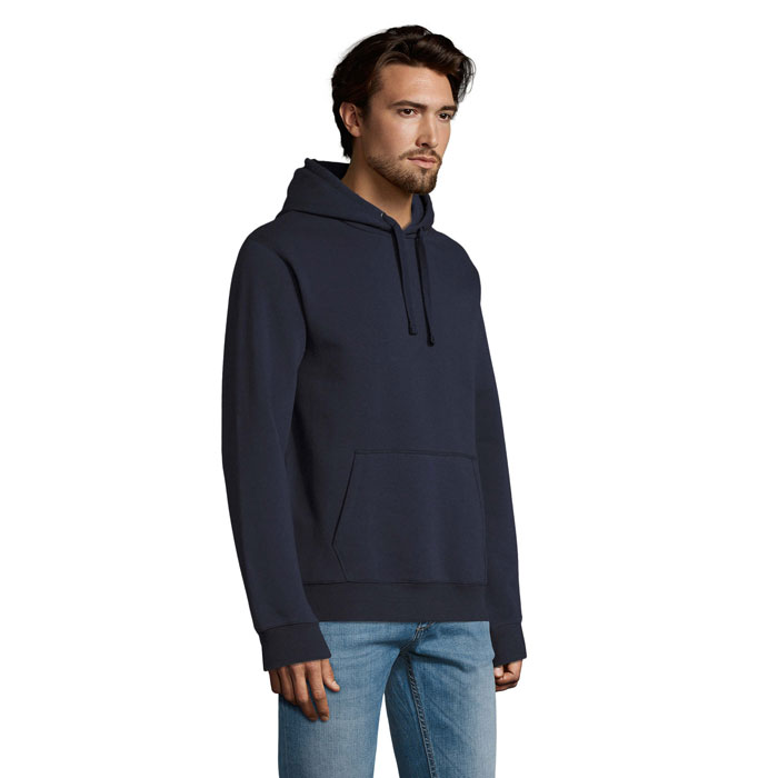 Homme portant un sweat à capuche bleu marine