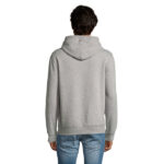 Homme portant un sweat à capuche gris