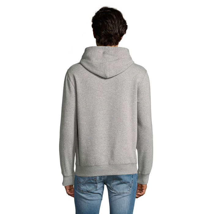 Homme portant un sweat à capuche gris