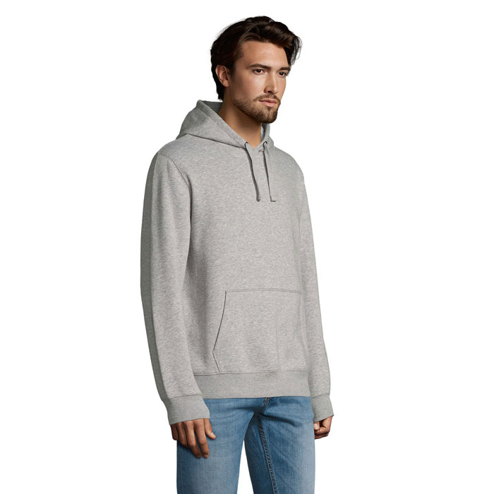 Homme portant un sweat à capuche gris.