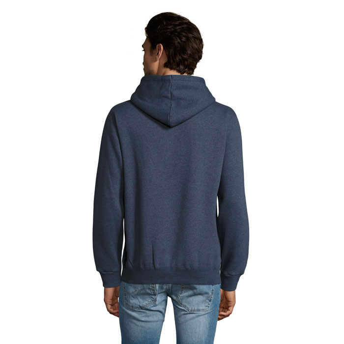 Homme portant un sweat à capuche bleu