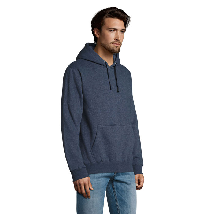 Homme portant un sweat à capuche bleu
