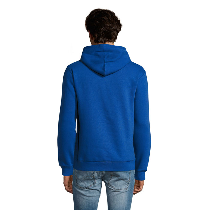 Personne portant un sweat à capuche bleu