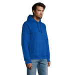 Homme portant un sweat à capuche bleu