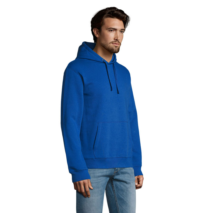 Homme portant un sweat à capuche bleu