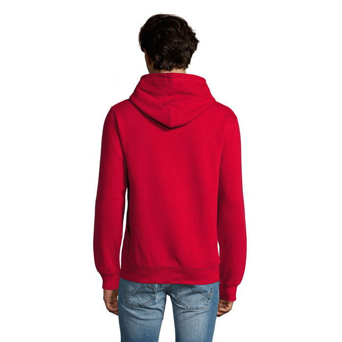 Personne portant un sweat à capuche rouge