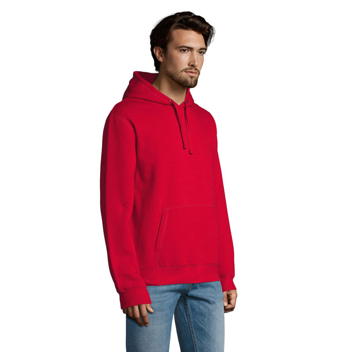 Homme portant un sweat à capuche rouge
