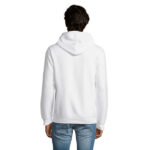 Homme portant un sweat à capuche blanc