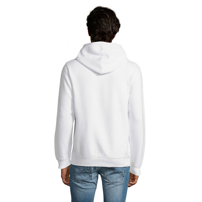Homme portant un sweat à capuche blanc