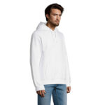 Homme portant un sweat à capuche blanc simple