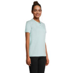 Femme portant un polo vert clair et pantalon noir