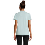 Femme portant un polo bleu clair vu de dos