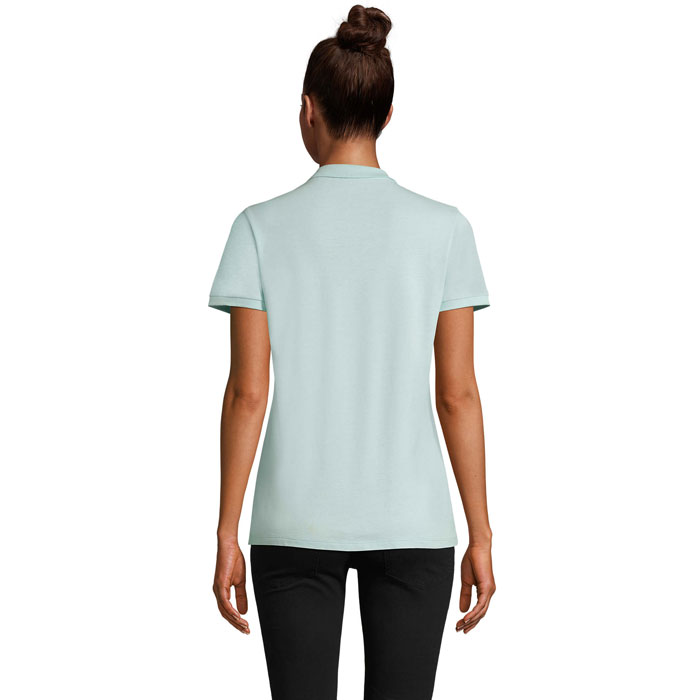 Femme portant un polo bleu clair vu de dos