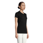 Femme portant un polo noir et pantalon blanc