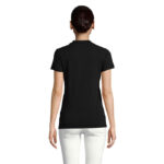 Femme portant un t-shirt noir vue de dos