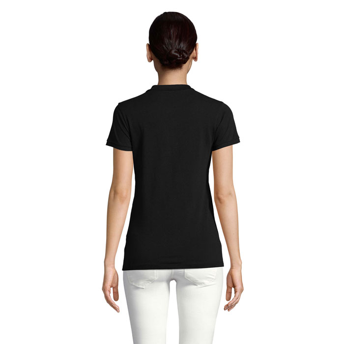 Femme portant un t-shirt noir vue de dos