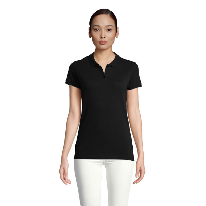 Femme portant un polo noir classique