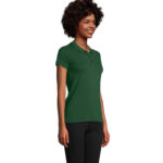 Femme portant un polo vert foncé