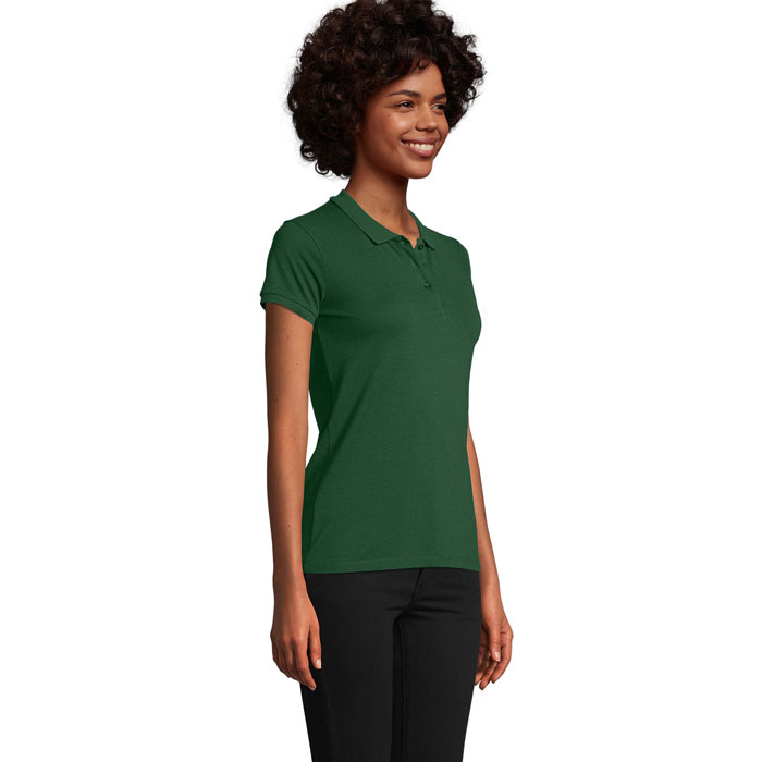Femme portant un polo vert foncé