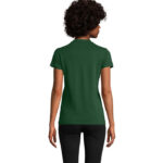 Femme portant un polo vert vu de dos