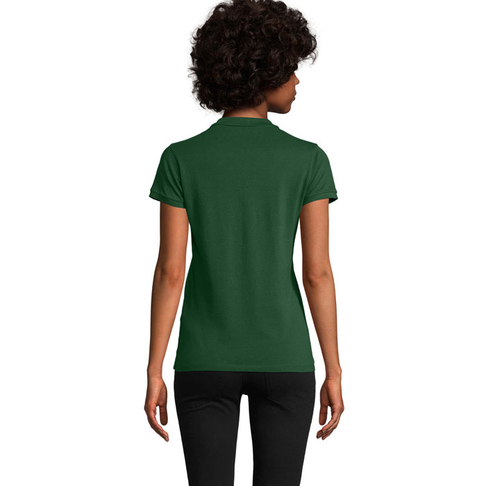 Femme portant un polo vert vu de dos