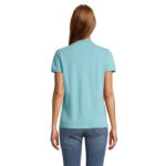 Femme portant un polo bleu clair vue de dos