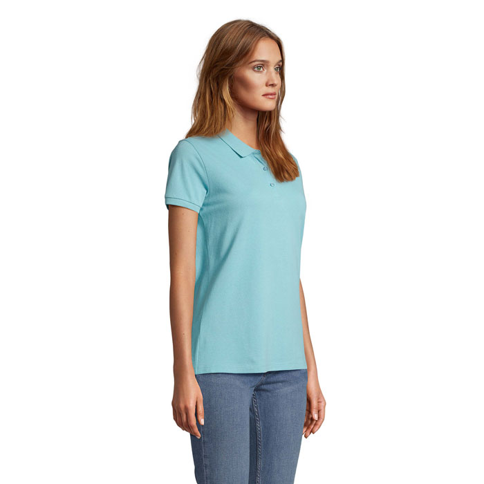Femme portant un polo bleu clair et jean