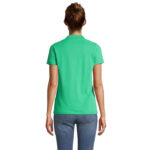 Femme portant un polo vert et un jean.