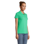 Femme portant un polo vert et un jean