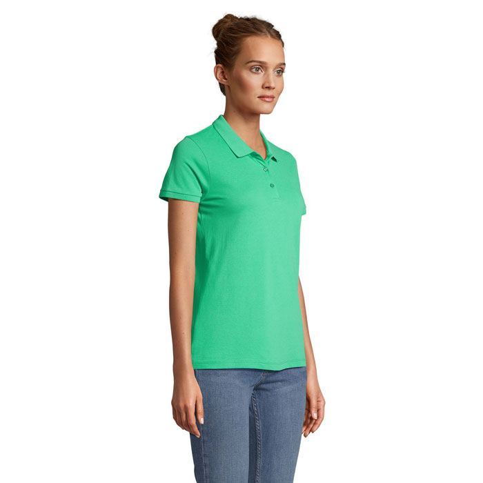 Femme portant un polo vert et un jean