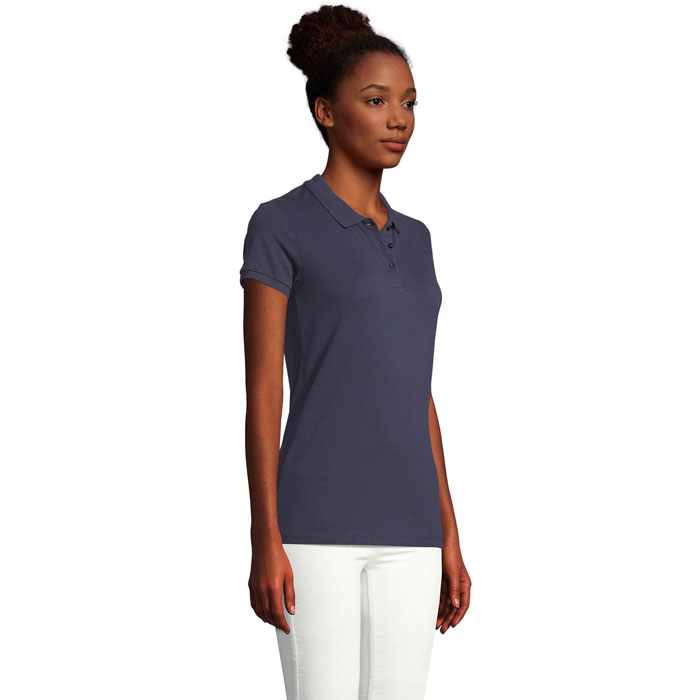 Femme portant un polo bleu marine