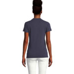 Femme portant un polo bleu marine