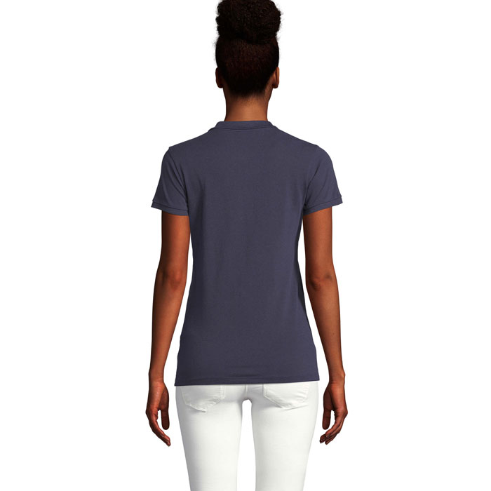 Femme portant un polo bleu marine