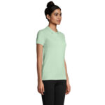 Femme portant un polo vert clair et pantalon noir