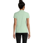 Femme portant un polo vert clair, vue de dos