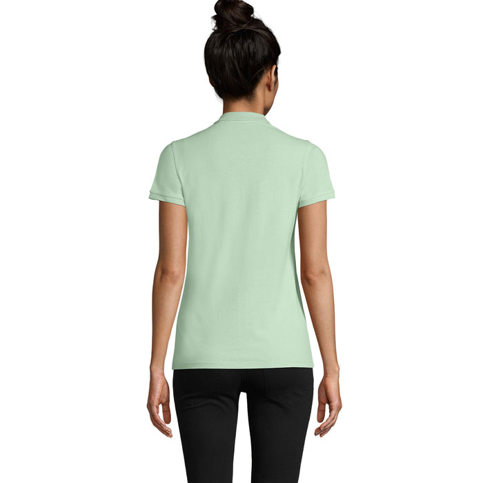 Femme portant un polo vert clair, vue de dos