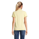 Femme portant un polo jaune et un jean bleu