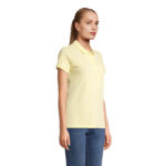 Femme portant un polo jaune pâle et un jean