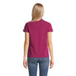 Femme portant un t-shirt rose vu de dos